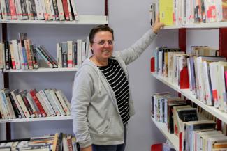 Photo d'une agent : Bernadette, la bibliothécaire départementale Bernadette, la bibliothécaire en train de ranger des livres