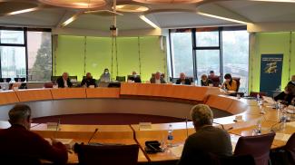 Commission permanente du 18 janvier 2022 Les élus dans la salle plénière lors de la commission permanente du 18 janvier 2022