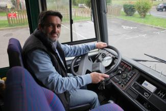 Laurent, le chauffeur du bibliobus en action ! Laurent au volant de son camion
