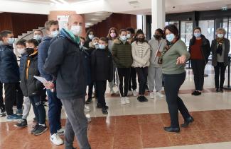 Les collégiens, à l'hôtel du Département, en train d'écouter une dame expliquer l'exposition 