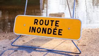 La crue a fragilisé les routes du département Photo d'un panneau jaune avec marqué "Route inondée"