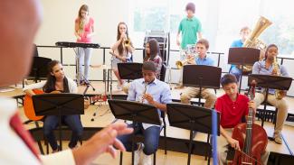 Image représentant la musique Enfants jouant des instruments de musique dans une salle de classe (école de musique)