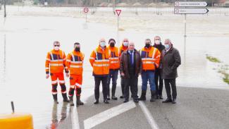 La crue a fragilisé les routes du département Photo de groupe avec Michel Weill, Jean-Luc Deprince et les agents de la voiries