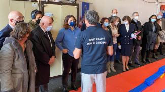La ministre des sports Roxana Maracineanu en visite à la Maison Sport-Santé de Tarn-et-Garonne Un coach de sport adapté en train d'expliquer à Roxane Maracineanu, Michel Weill et les élus le fonctionnement d'un des handisport