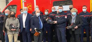 Le département offre des équipements au SDIS de Verdun-sur-Garonne Photo de groupe devant les véhicules de fonction des sapeurs-pompiers en compagnie de Michel Weill et de nombreuses personnalités