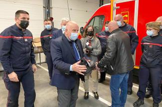Le département offre des équipements au SDIS de Verdun-sur-Garonne Michel Weill qui remet des chaussures de sécurités aux sapeurs-pompiers de Verdun-sur-Garonne en compagnie des adjoints au maire de Verdun-sur-Garonne