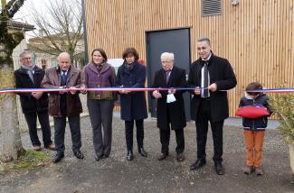 Inauguration de la Chaufferie bois Verlhac-Tescou Les élus et M.Le Président en train de couper le ruban d'inauguration