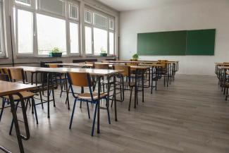 La majorité départementale demande la non fermeture de 15 classes au Ministère de l'Éducation Nationale Une salle de classe vide
