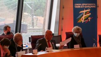 Discours d'ouverture de la séance publique pour le budget primitif 2022 Michel Weill en train de faire passer un dossiers lors de l'ouverture de la séance publique pour le budget primitif 2022