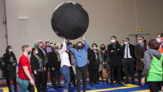 La ministre des sports Roxana Maracineanu en train d'essayer un handisport sous le regard d'un grand public composé de nombreux élus, sénateurs et d'autres personnalités 