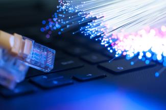 Le développement numérique en plein essor dans le département Photo de câbles d'une fibre internet