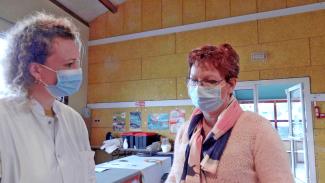 Un centre de vaccination éphémère à Parisot Une infirmière et une dame dans le centre de vaccination éphémère à Parisot