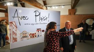 Inauguration de l’exposition « Avec plaisir ! Carnet de voyage insolite de Tarn-et-Garonne » à l'espace des Augustins Michel Weill et Cendrine Bonami-Redler devant un tableau réalisé par elle-même présent lors de son exposition