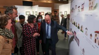 Inauguration de l’exposition « Avec plaisir ! Carnet de voyage insolite de Tarn-et-Garonne » à l'espace des Augustins Michel Weill et Cendrine Bonami-Redler qui discutent de l'exposition ensemble entouré de plusieurs personnes