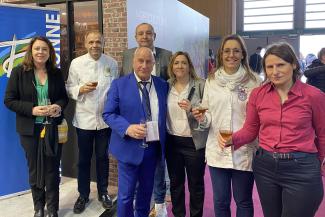 Le Département au Salon International de l'Agriculture 2023 De gauche à droite : Sylvia Pinel, un exposant, Emmanuel Cros, Michel Weill, Anne Ius, Valérie Pons et Valérie Rabault