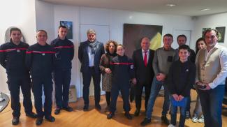 Louca accueillit au Département avec ses sauveurs Photo de groupe des sapeurs-pompiers, de Louca, de ses parents, des élus, du président et des professeurs de sport du jeune garçon