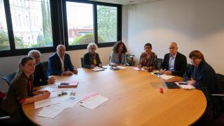 Rencontre entre les élus du Département portant sur le sujet du soutien à l'Ukraine Les élus du Département assis à table lors d'une réunion