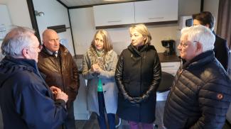 Accueil de réfugiés ukrainiens à la base de loisirs de Monclar-de-Quercy Michel Weill entouré de José Gonzalez, vice-président chargé de la commission « Solidarité, santé, habitat », de Catherine Fourcherot, sous-préfète du Tarn-et-Garonne et de Serge Berrier, président de la Mutualité Française de Tarn-et-Garonne et de Marc Pontier, directeur de l’association « Accueil Montauriol »