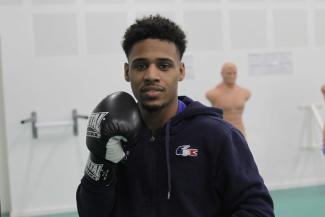 Théo Ticout, boxeur en équipe de France Le jeune boxeur Théo Ticout de face avec un gant de boxe à la main droite