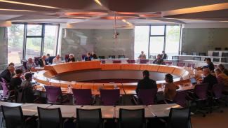 Réunion de la commission permanente : aide aux agriculteurs face au gel Les élus en salle plénière lors d'une commission permanente