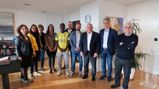 Sékouna Camara signe pour le club de Sochaux Photo de groupe lors de la signature de Sékouna Camara en compagnie de Michel Weill, des vices-présidents Catherine Bourdoncle et José Gonzalez, de Bernard Pécou, conseiller départemental en charge du sport, de son assistante familiale et des représentants des clubs.