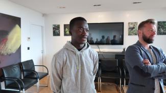 Sékouna Camara signe pour le club de Sochaux Photo de Sékouna Camara dans le bureau du président avec un représentant du club de foot