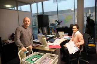 Mounia, du service de la voirie,  et Jean-Marc lors de sa tournée pour distribuer le courrier dans les services