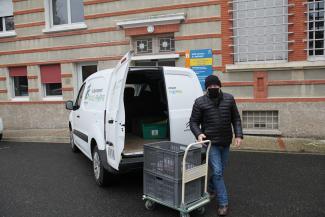 Jean-Marc brave le froid pendant sa tournée