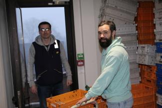 Guillaume, au petit matin, réceptionne le courrier qui arrive par La Poste