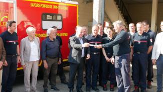 Remise de clés de véhicule au centre de secours de Caussade Michel Weill qui remet les clés d’un Véhicule de Secours et d’Assistance aux Victimes (VSAV) au Colonel Olivier Théron, en présence de Cédric Vaissières, conseiller départemental et d’élus communaux.