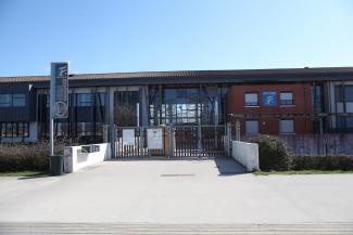 Photo du collège Vercingétorix de Montech Photo de la façade d'entrée extérieure du Collège Vercingétorix