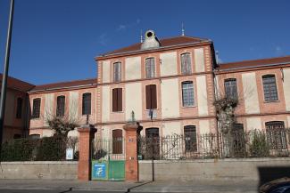 Photo du collège Pierre Flamens à Castelsarrasin Photo de la façade d'entrée extérieure du collège Pierre Flamens à Castelsarrasin