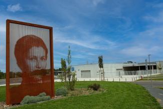 Photo du collège Simon Veil de Verdun-sur-Garonne Photo de l'extérieur du collège Simone Veil avec un monument à l'effigie de Simone Veil