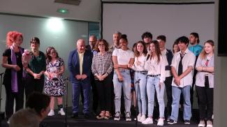 La soirée de clôture de la 11ème édition du projet "Une année de vive voix" à l'hôtel du Département Photo de groupe sur scène avec les élèves, des élus, le président et d'autres personnalités lors de la soirée de clôture de la 11ème édition du projet "Une année de vive voix"
