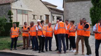 Observation d'un chantier innovant sur la route départementale 29 à Labarthe Photo en compagnie de Michel Weill, des élus, des représentants d'entreprises lors de la visite du chantier de la route départementale 29