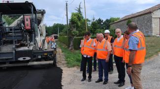 Observation d'un chantier innovant sur la route départementale 29 à Labarthe Michel Weill accompagné d'élus et de représentants d'entreprises en train de regarder les travaux réalisé sur la départementale 29