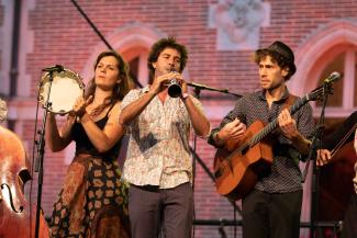 Le groupe "La Chorba de Raouf" à la fête de la musique 2022 Un trompettiste, un guitariste et une dame qui joue du tambourin du groupe "La Chorba de Raouf" lors de la fête de la musique