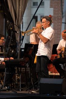 L'orchestre "Planete swing big band" à la fête de la musique 2022 Un trompettiste de Planete swing big band en train de performer sur scène