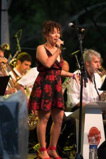 L'orchestre "Planete swing big band" à la fête de la musique 2022 La chanteuse du groupe d'orchestre Planete swing big band sur scène en train de chanter lors de la fête de la musique 2022