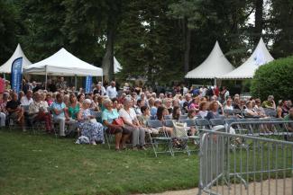 Le public à la fête de la musique 2022 au château Montauriol Photo du public assis à la fête de la musique dans le parc du château Montauriol