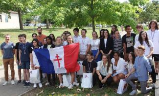 Remise des prix pour les collégiens pour leur travaux sur la Résistance et la Déportation Photo de groupe des collégiens avec leur professeur et le drapeau : croix de Lorraine utilisé par la résistance et les forces françaises de l'intérieur durant l'occupation allemande