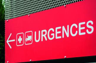 Visuel des urgences Panneau rouge avec une flèche indiquant les urgences