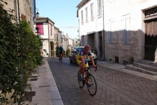 Les agents du Département s'essaient au tracé du Tour de France 2022 Deux agents du CD82 en train de pédaler sur la route du Tour de France 2022