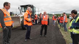 Michel Weill accompagné d'élus et de représentants d'entreprises en train d'écouter un des représentants parlé