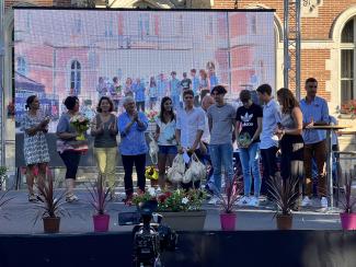 Les élus sur scène qui remettent un prix à des jeunes sportifs lors de la fête des sports 2022