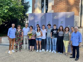 De nombreux élus en compagnie de certains lauréats de la fête des sports 2022 lors d'une photo de groupe