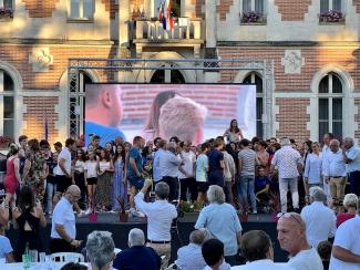 Les lauréats se mettent en place sur la scène pour faire une photo de groupe 