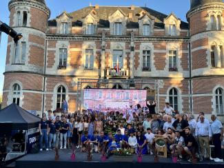 Fête des sports 2022 du Conseil Départemental Photo de groupe sur scène, dans la cour du château Montauriol, des lauréats de la fête des sports 2022