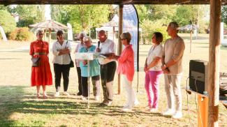 Inauguration de "Plage 82" à la Base de loisirs du Tarn et de la Garonne De gauche à droite : Élisabeth Castagné , Dominique Sardeing, José Gonzalez, Marie-José Mauriège, Michel Weill, Christiane Le Corre, Anne Ius et Bernard Pécou lors du discours de Michel Weill pour l'inauguration de plage 82
