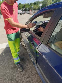 Mise en place du QR code à la déchèterie Un employé de la déchèterie qui scanne le QR code d'un habitant pour pouvoir rentrer dans la déchèterie et jeter ses déchets